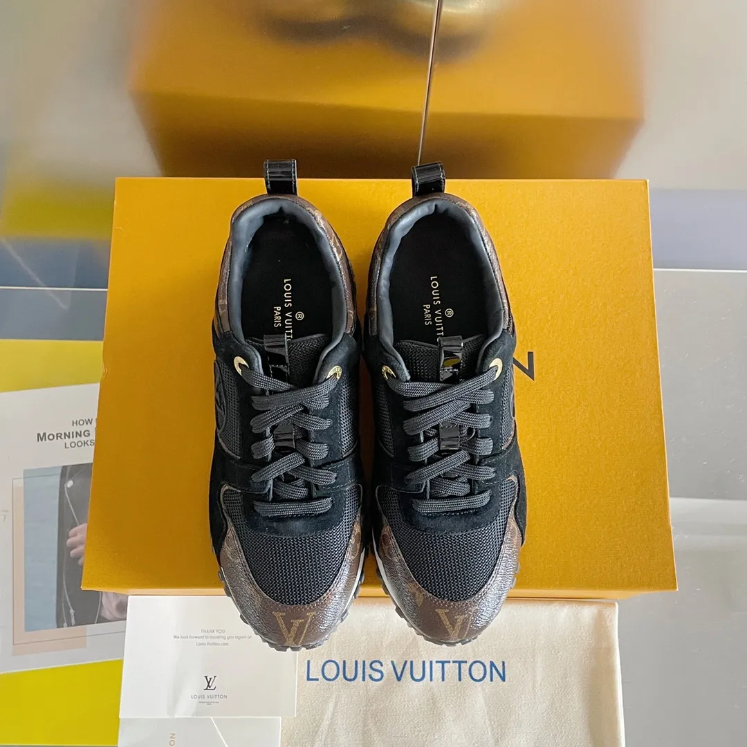 p640💕💕 LV Donkey Brand L Home Classic Series Run Away Casual Sports Shoes Original purchased, developed and manufactured. This Run Away sneaker is made of cow leather with classic Monogram canvas trim, and is decorated with a large LV Circle logo on one side. The technical outsole adopts an invisible heightening design, which is unique and equipped with eye-catching metal cushioning pads. Exquisite packaging at the delivery counter 🛍📦 ▪️ Fabric: Original customized first-layer cowhide + technical mesh ▪️ Inner lining: Imported breathable mesh ▪️ Sole: Original molded ultra-light foam + TPU material ▪️ Sole thickness: 3CM [increased by 6CM ▪️ Size: Women's 35-40🉑️Order 41/42 ▪️ Size: Men's 39-45